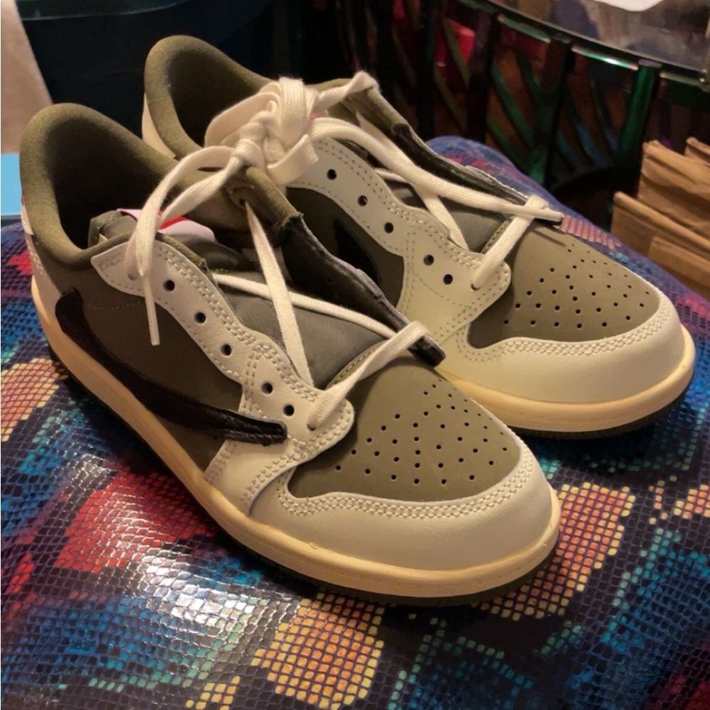Bundle deal for 6 pairs all - Kids Travis Scott Jordan lows
Youth size 2